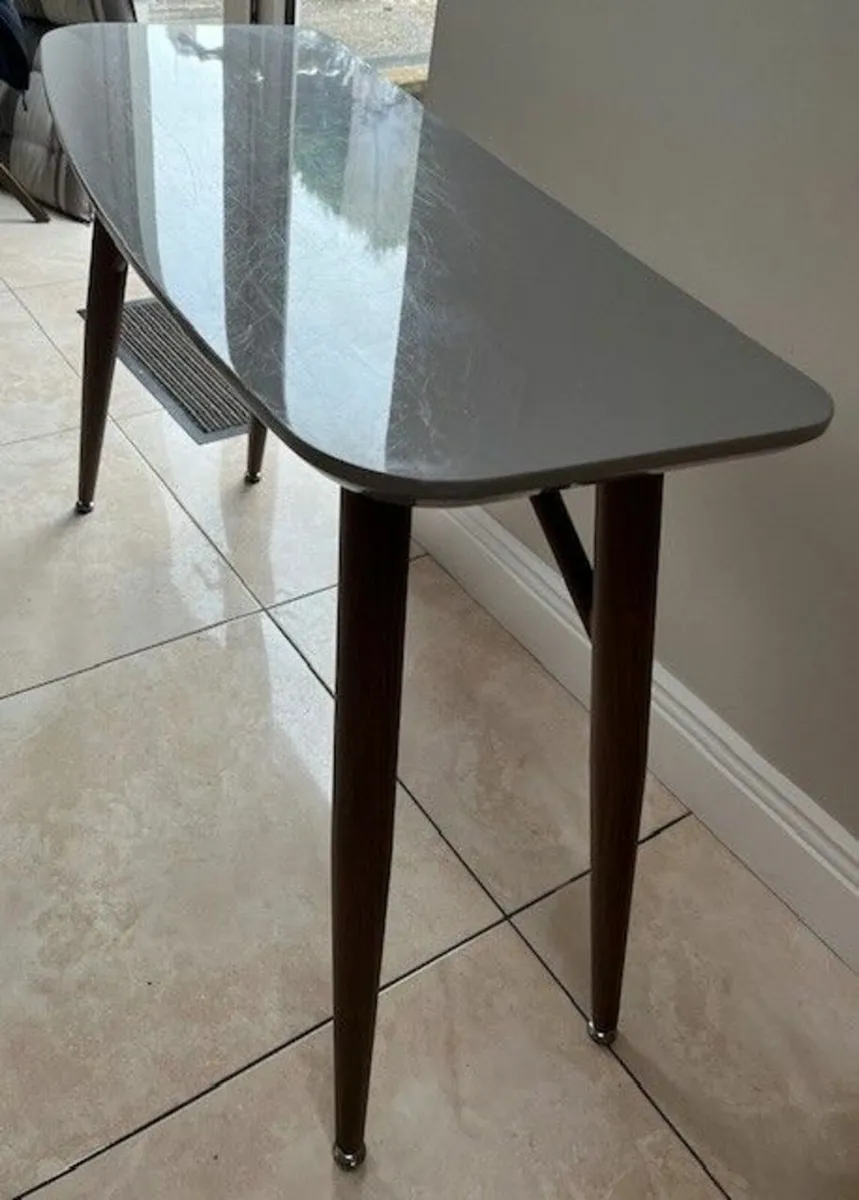 Consol Table - Image 1
