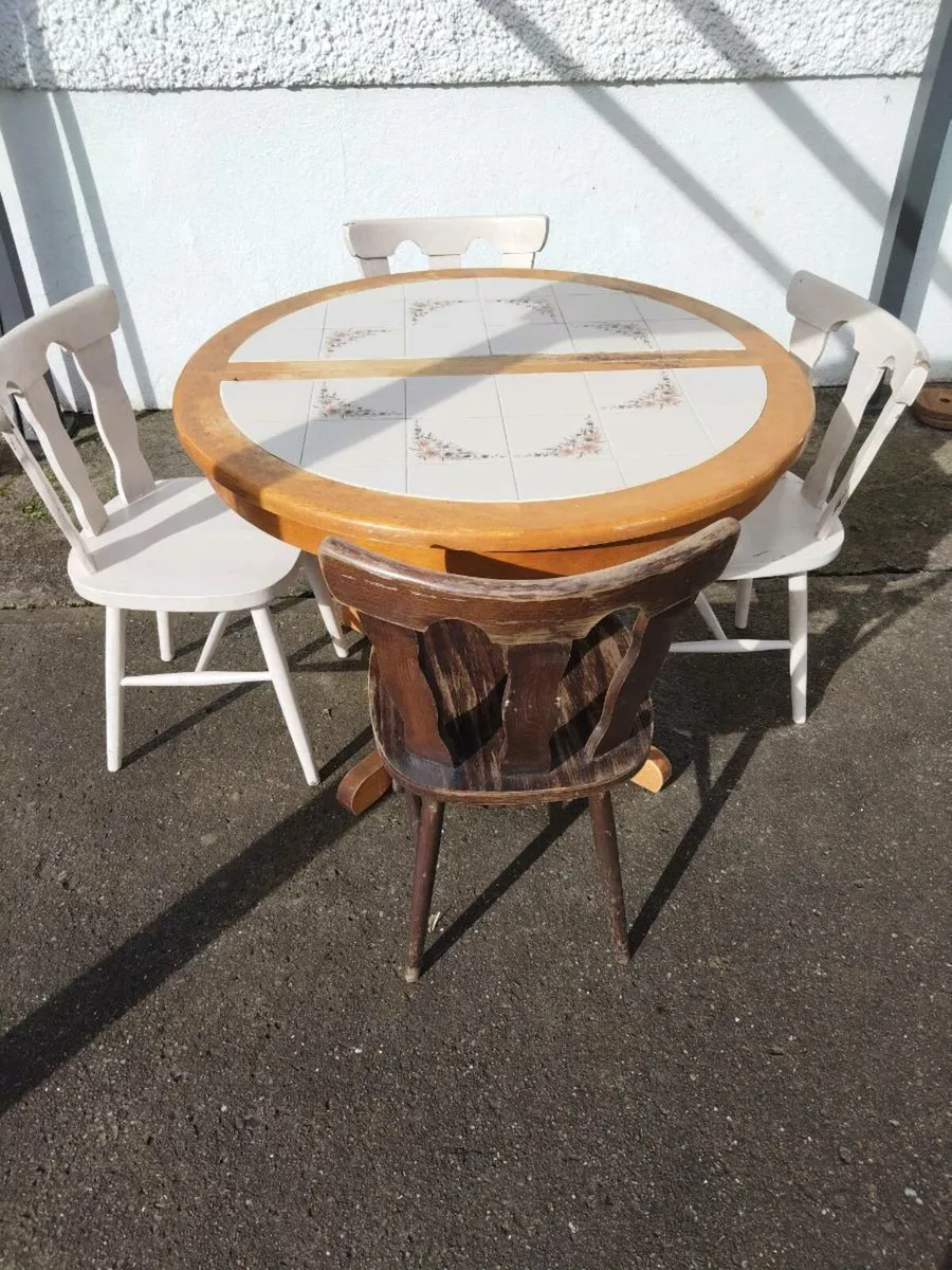 Table and chairs - Image 1