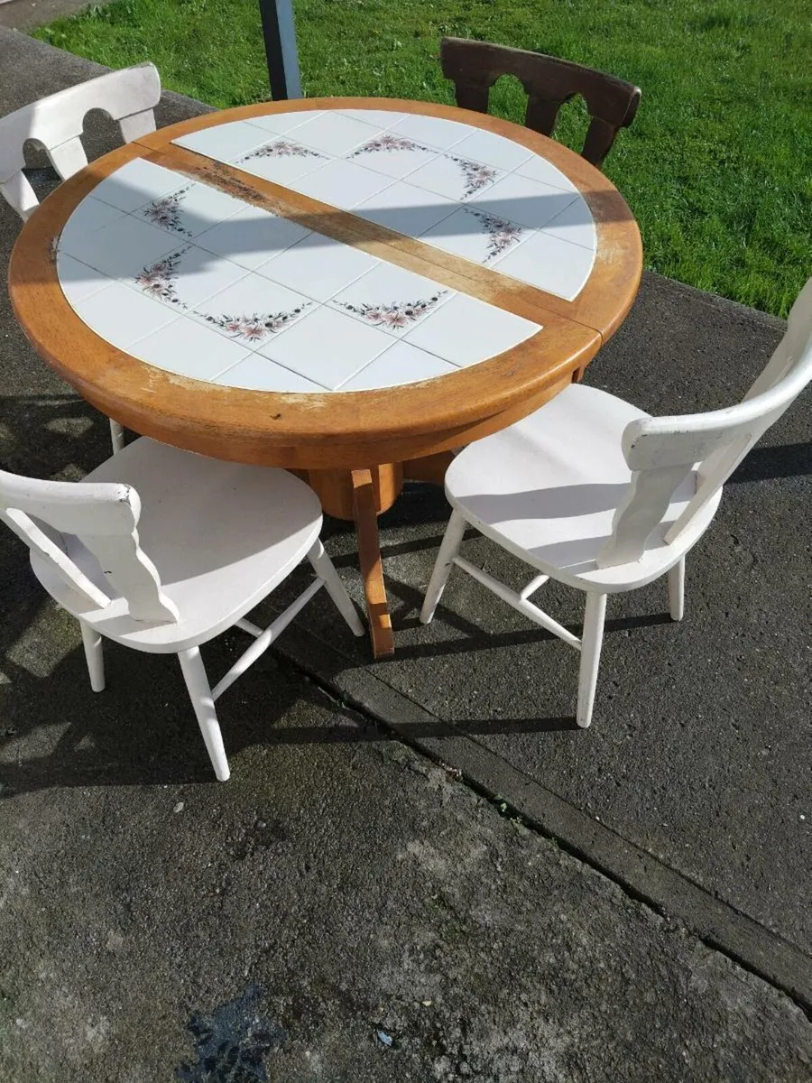 Table and chairs - Image 2