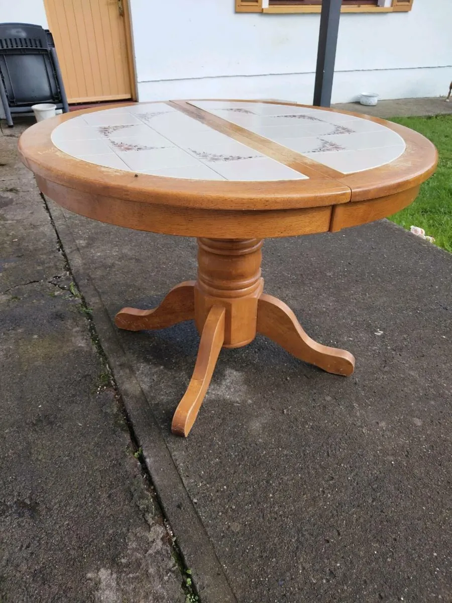 Table and chairs - Image 3