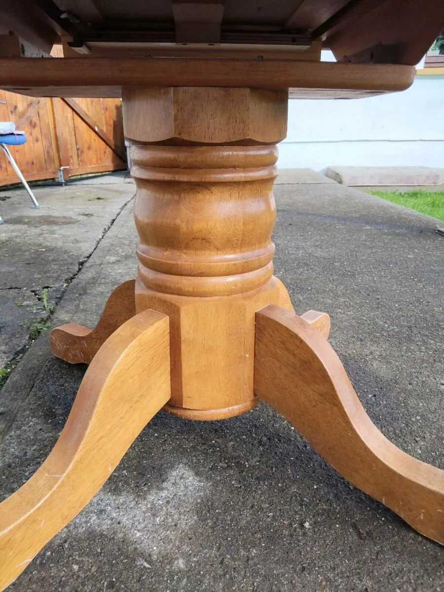 Table and chairs - Image 4