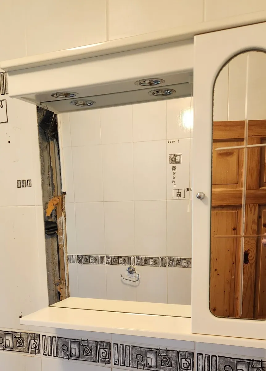 Wash basin vanity unit and mirror cabinet - Image 3