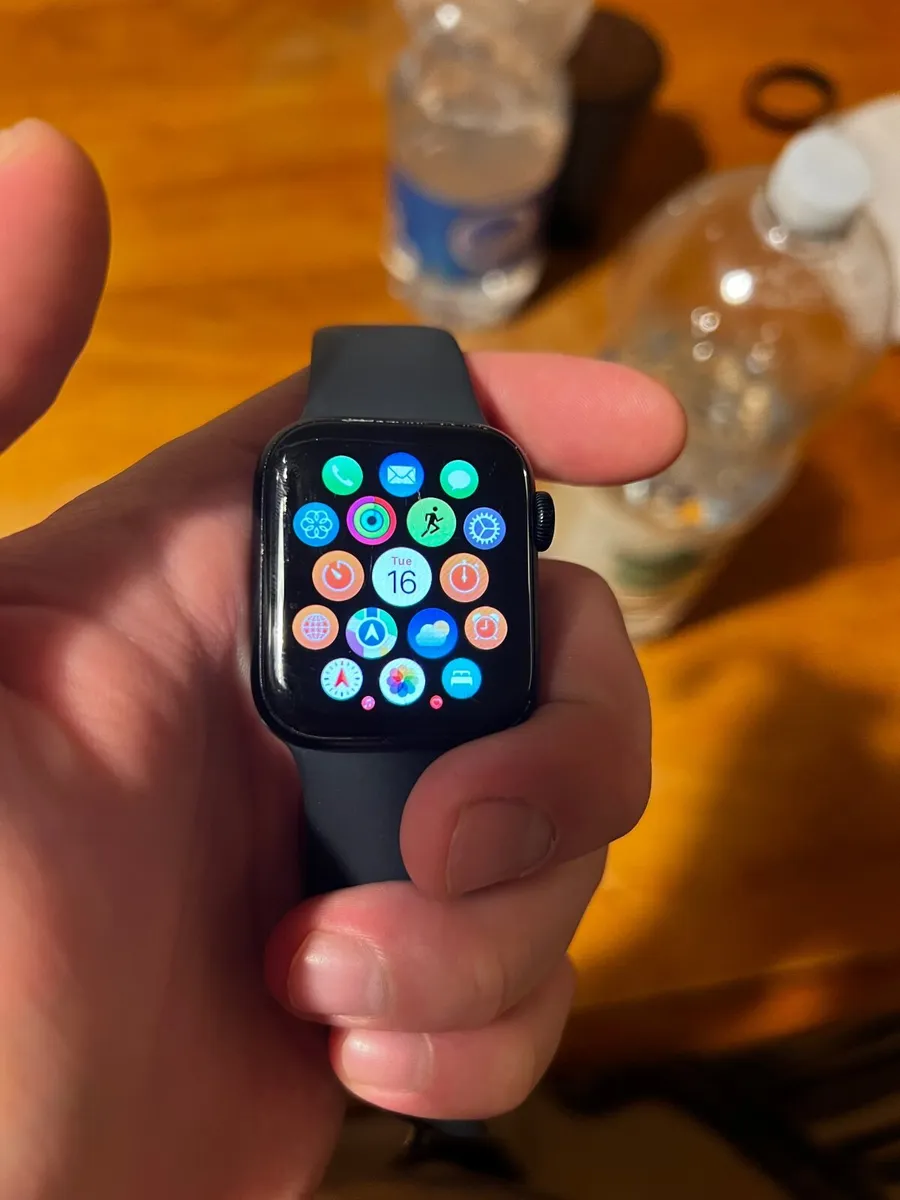 Apple Watch SE - Image 1