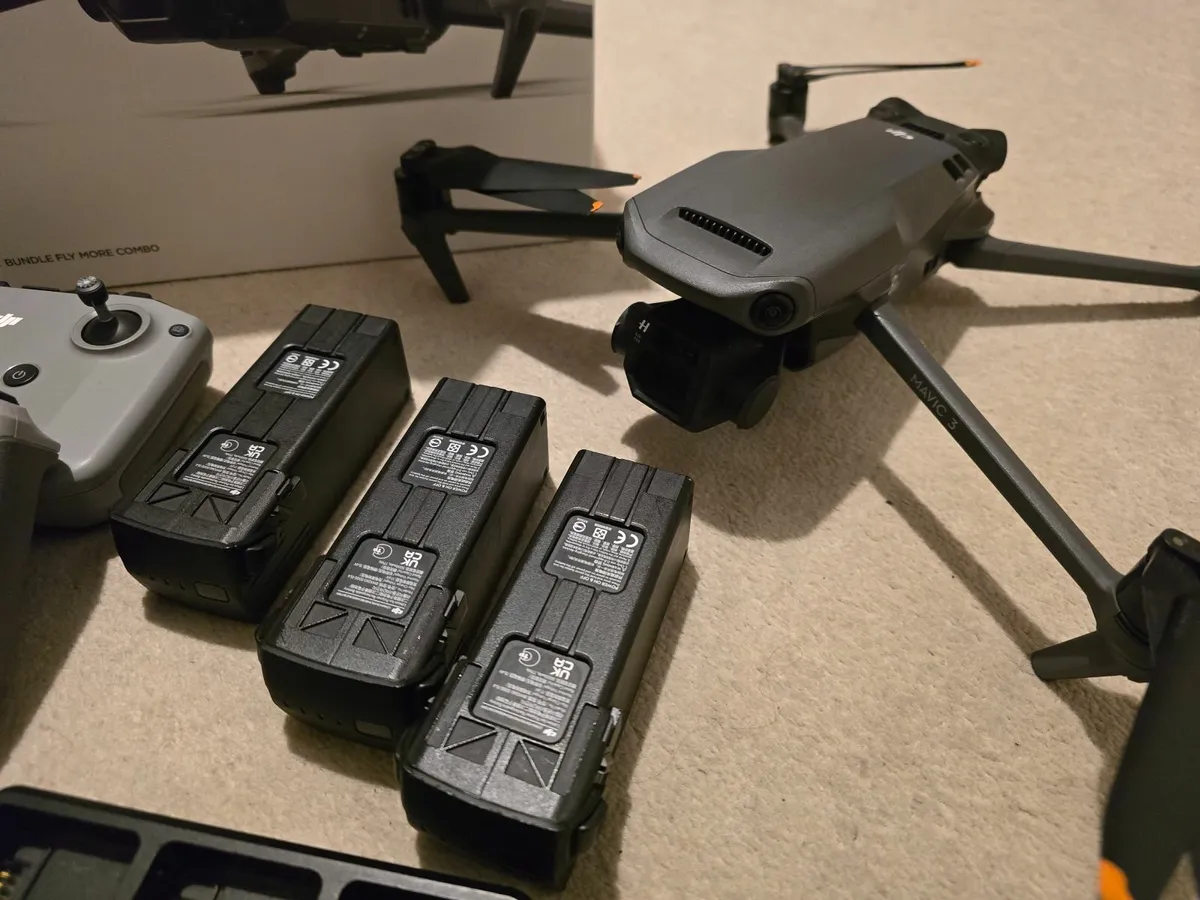 DJI Mavic 3 Fly More Combo - Image 4