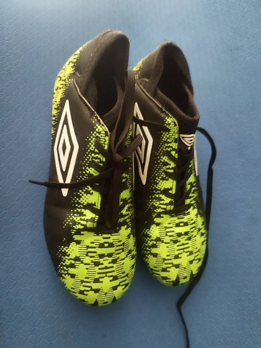 Boys umbro football boots - Image 1
