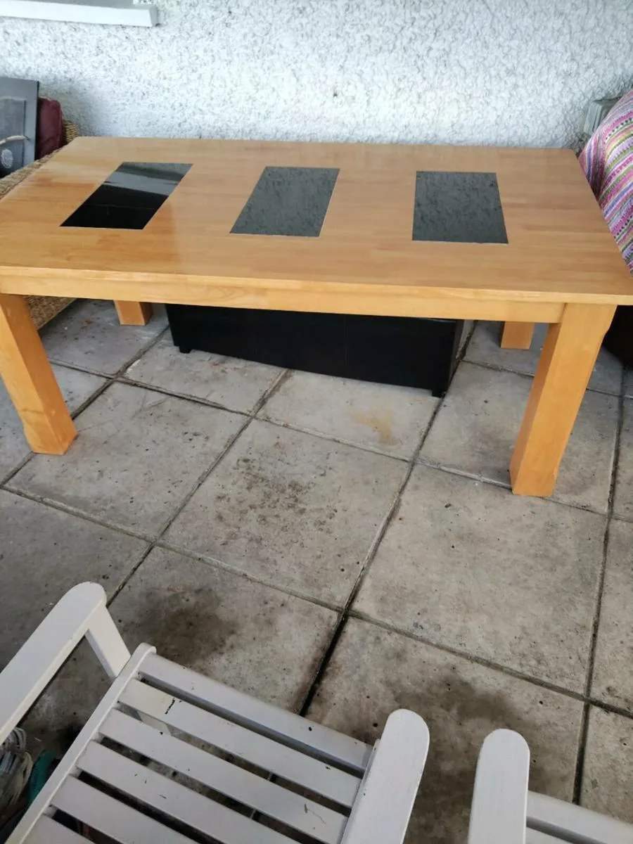 Table and chairs - Image 1