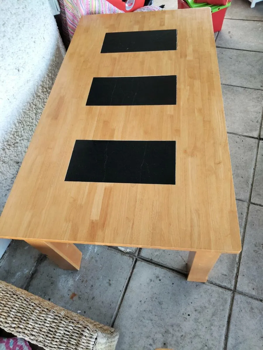 Table and chairs - Image 2