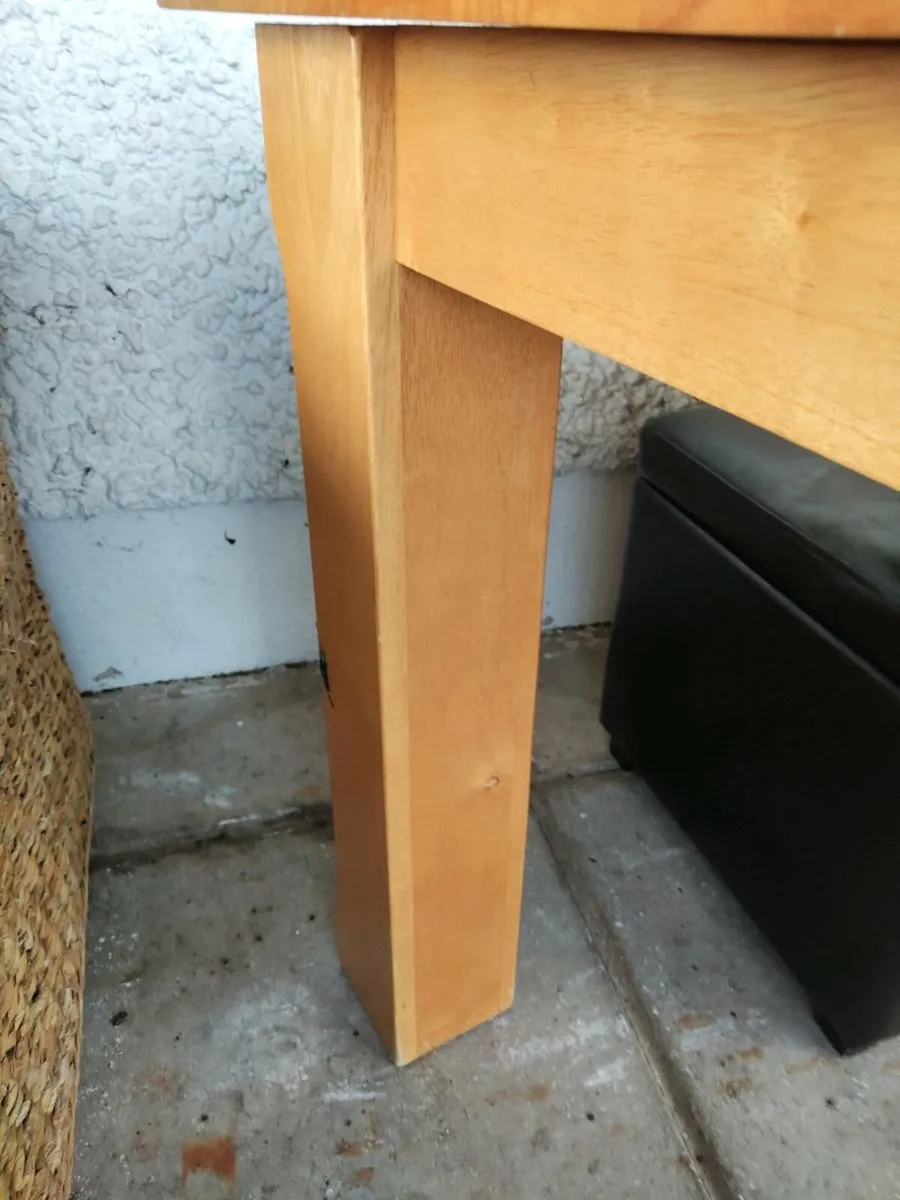 Table and chairs - Image 3