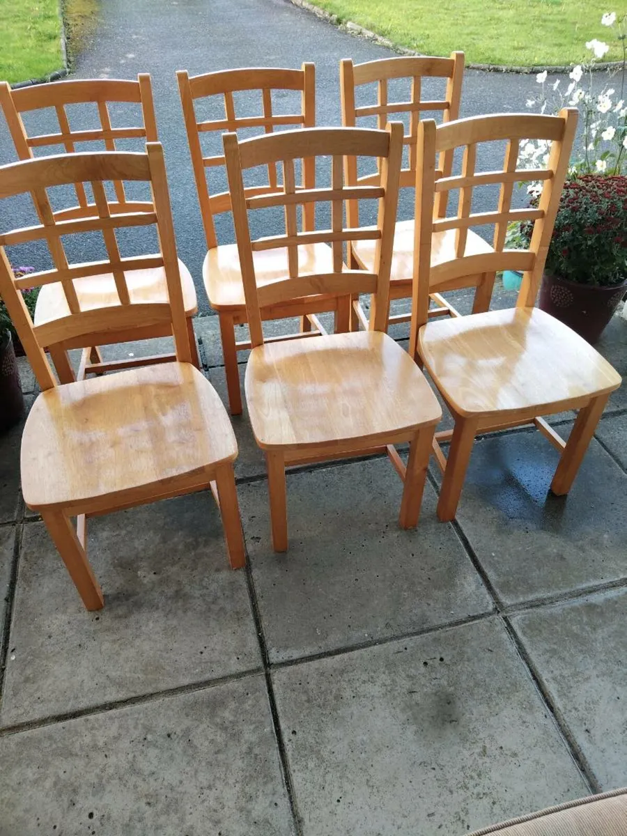 Table and chairs - Image 4