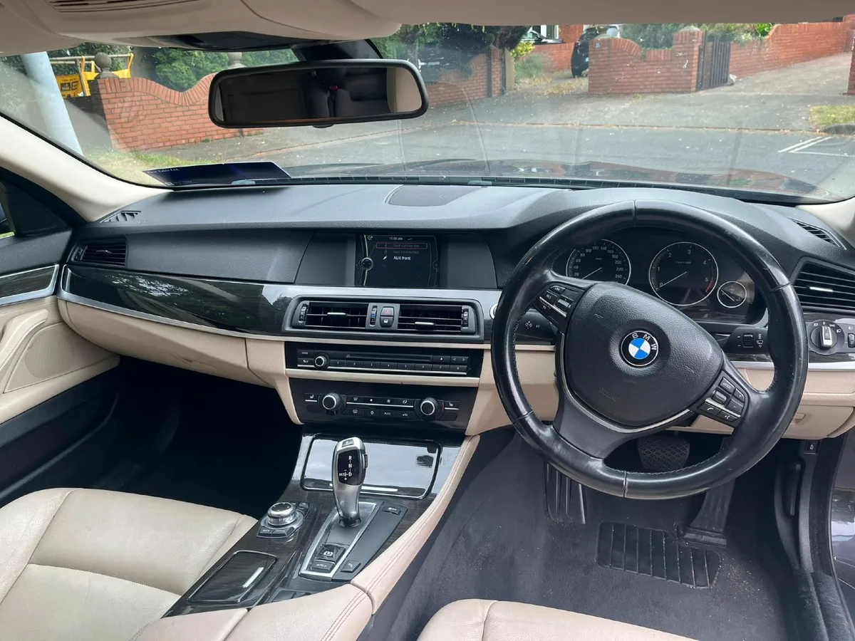 BMW 5-Series 2011 - Image 2