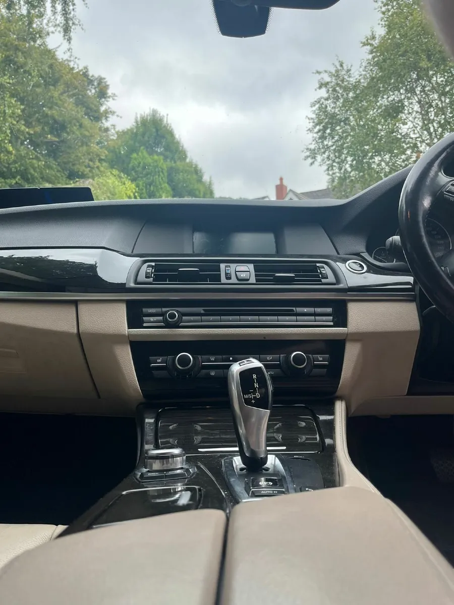 BMW 5-Series 2011 - Image 4