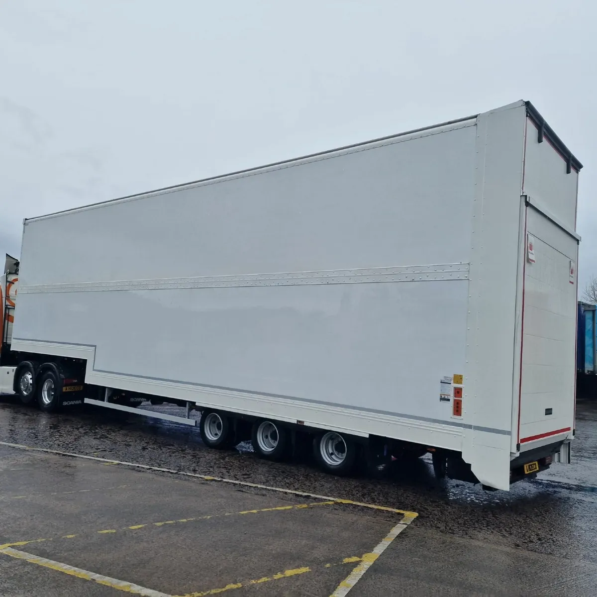 Double deck box vans - Choice available - Image 1