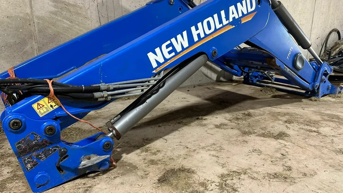 New Holland TL770 front end loader. - Image 1