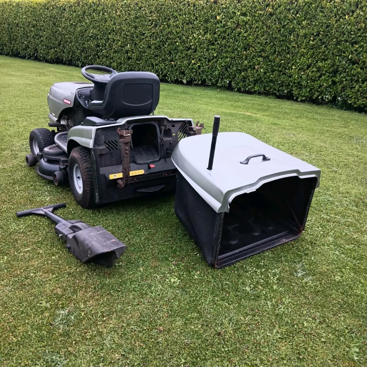 Craftsman 20hp Briggs 42" deck Hydrostatic - Image 2