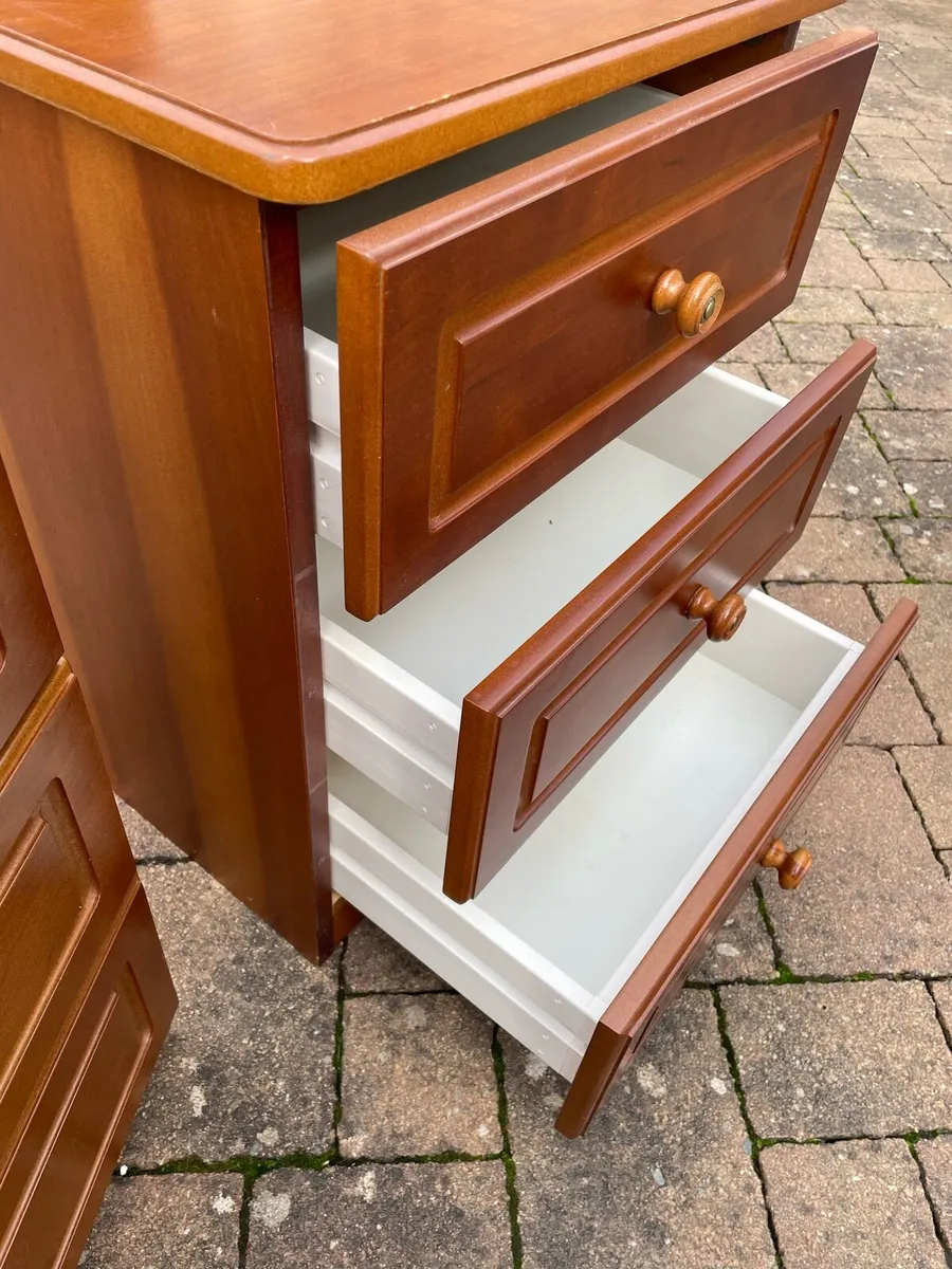 Pair of bedside lockers - Image 3