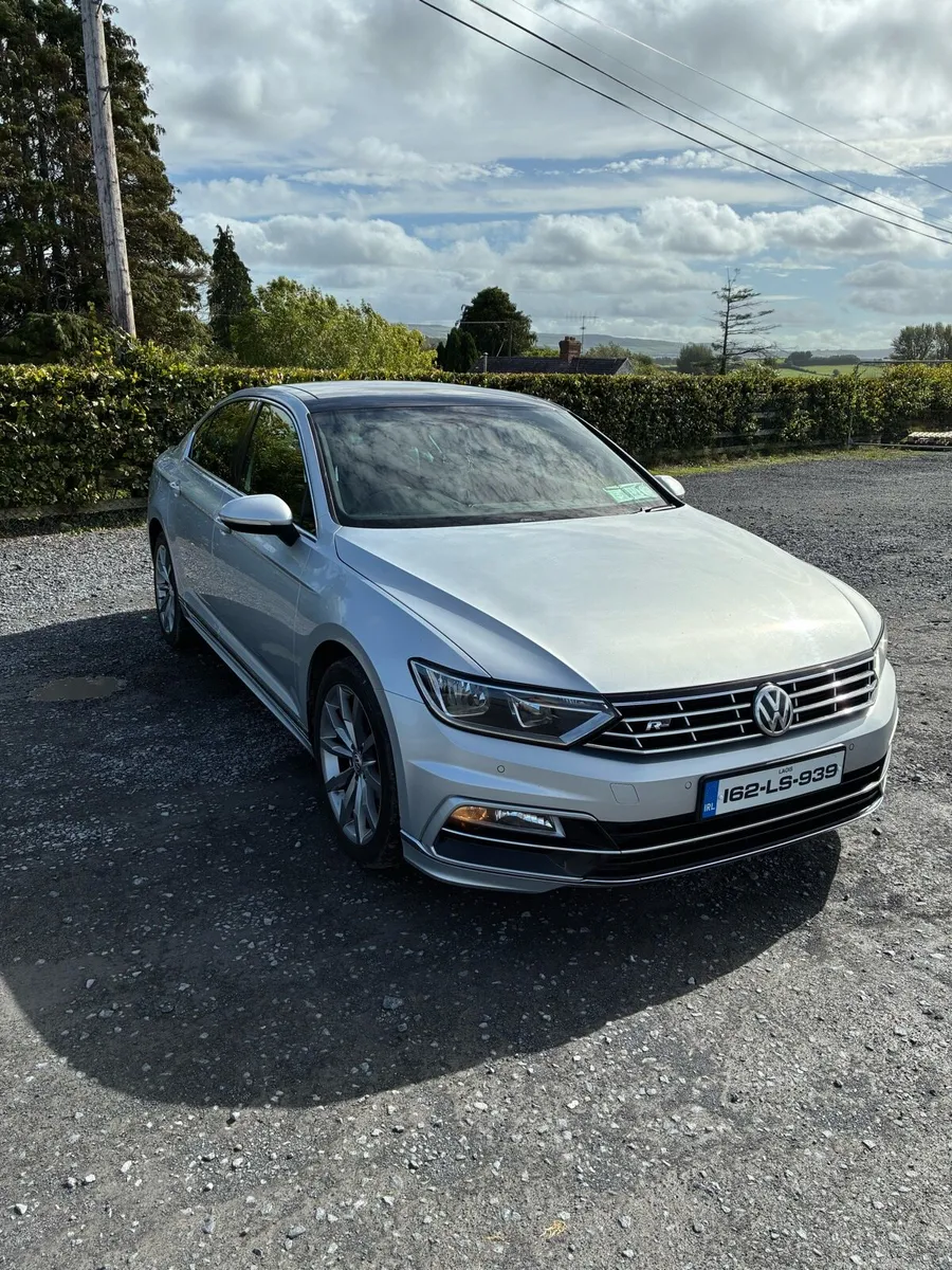 VW Passat *R-Line* - Image 2
