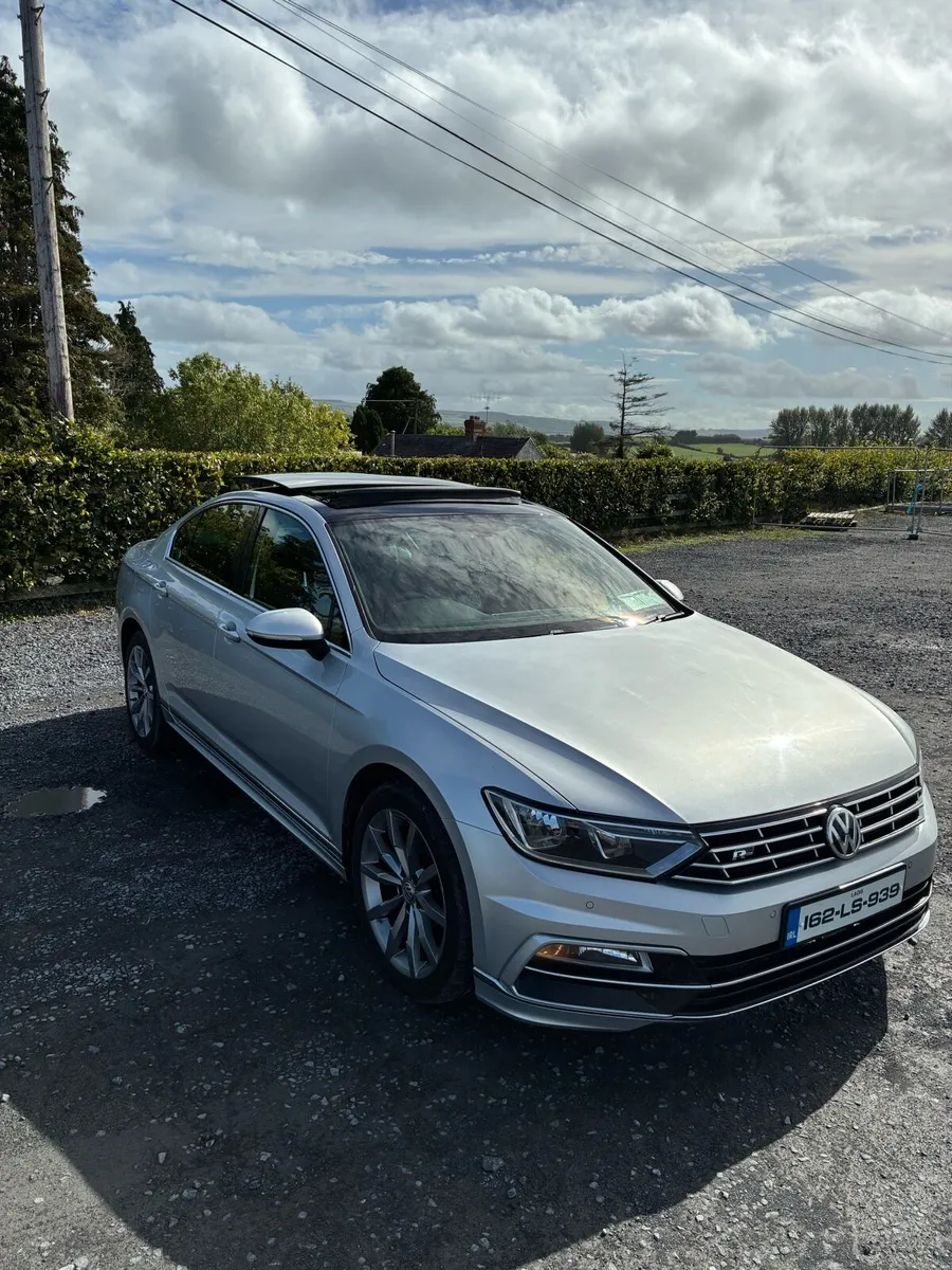 VW Passat *R-Line* - Image 1