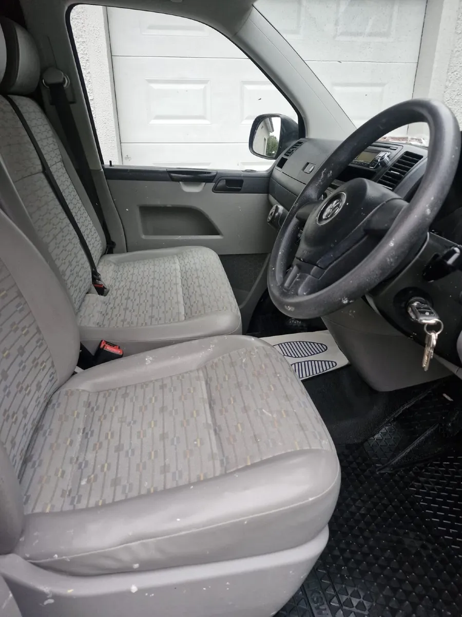 Volkswagen Transporter 2011 - Image 2