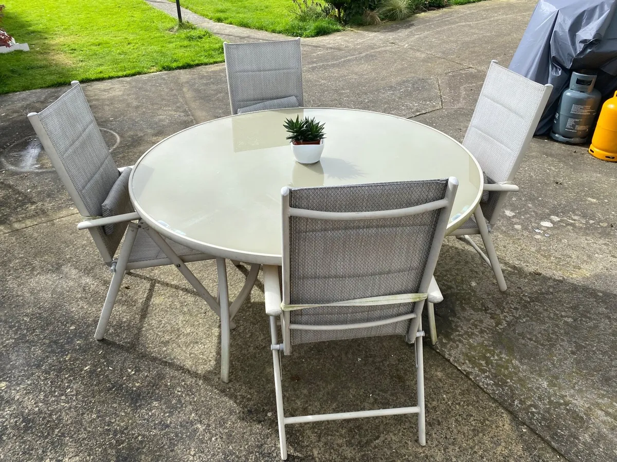 Outdoor dining table and chairs - Image 1