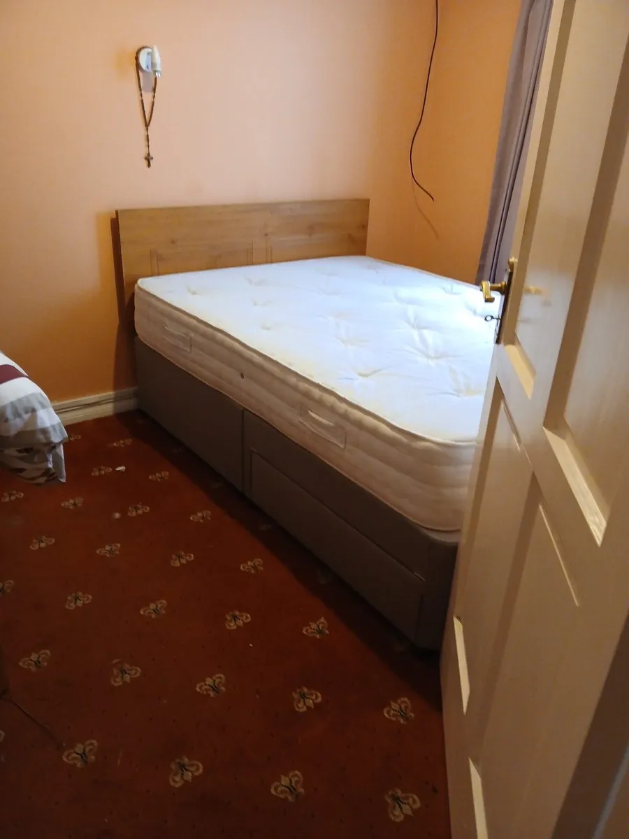 Double bed with headboard