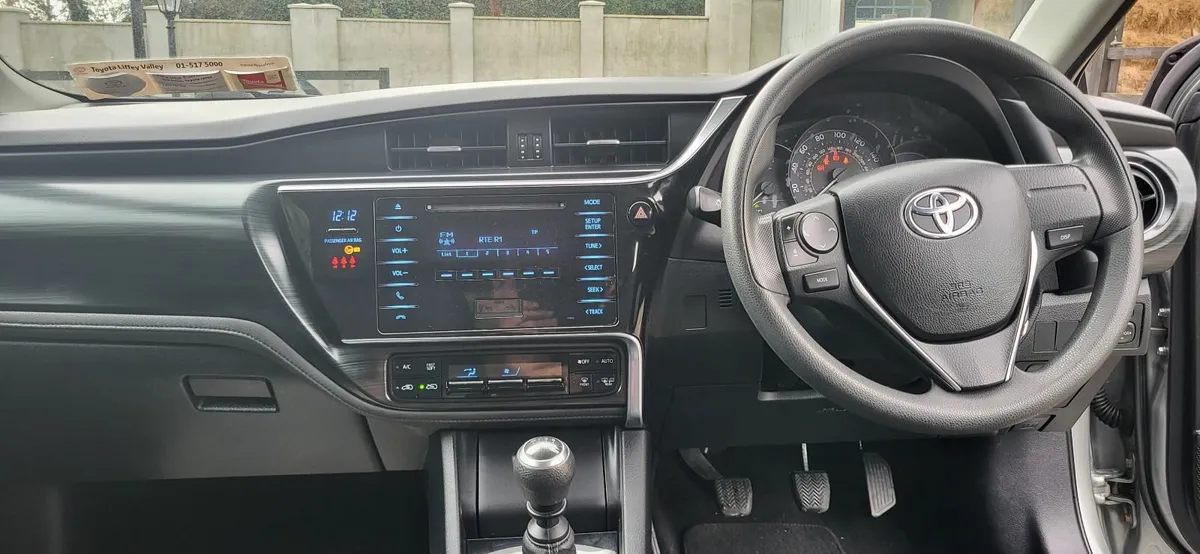 Toyota Auris 2015 - Image 2
