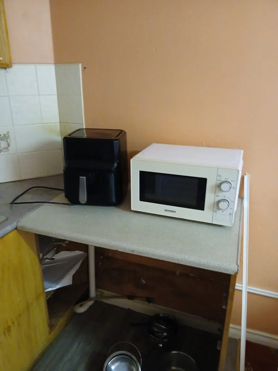 Air fryer and microwave for sale - Image 2