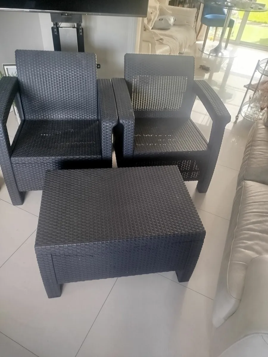 Table and 2 chairs - Image 1
