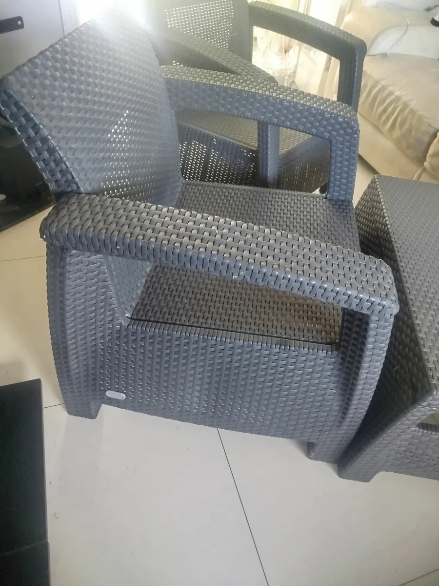 Table and 2 chairs - Image 2