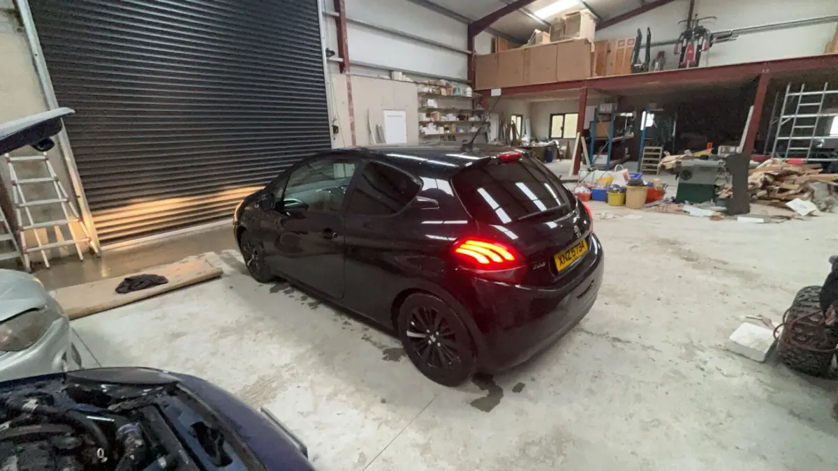 Peugeot 208 - Image 1