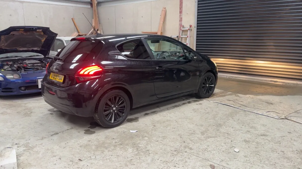 Peugeot 208 - Image 2