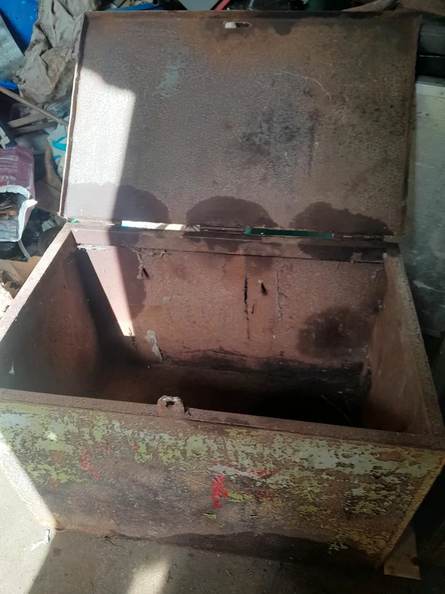 Heavy steel tool box - Image 1