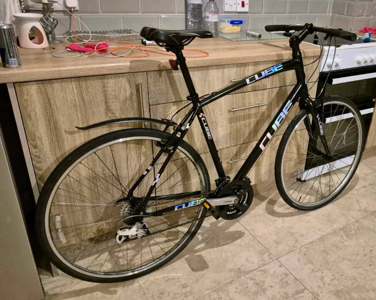 Adults Cube LS LTD hybrid bike Frame 20" 
Speeds. - Image 1