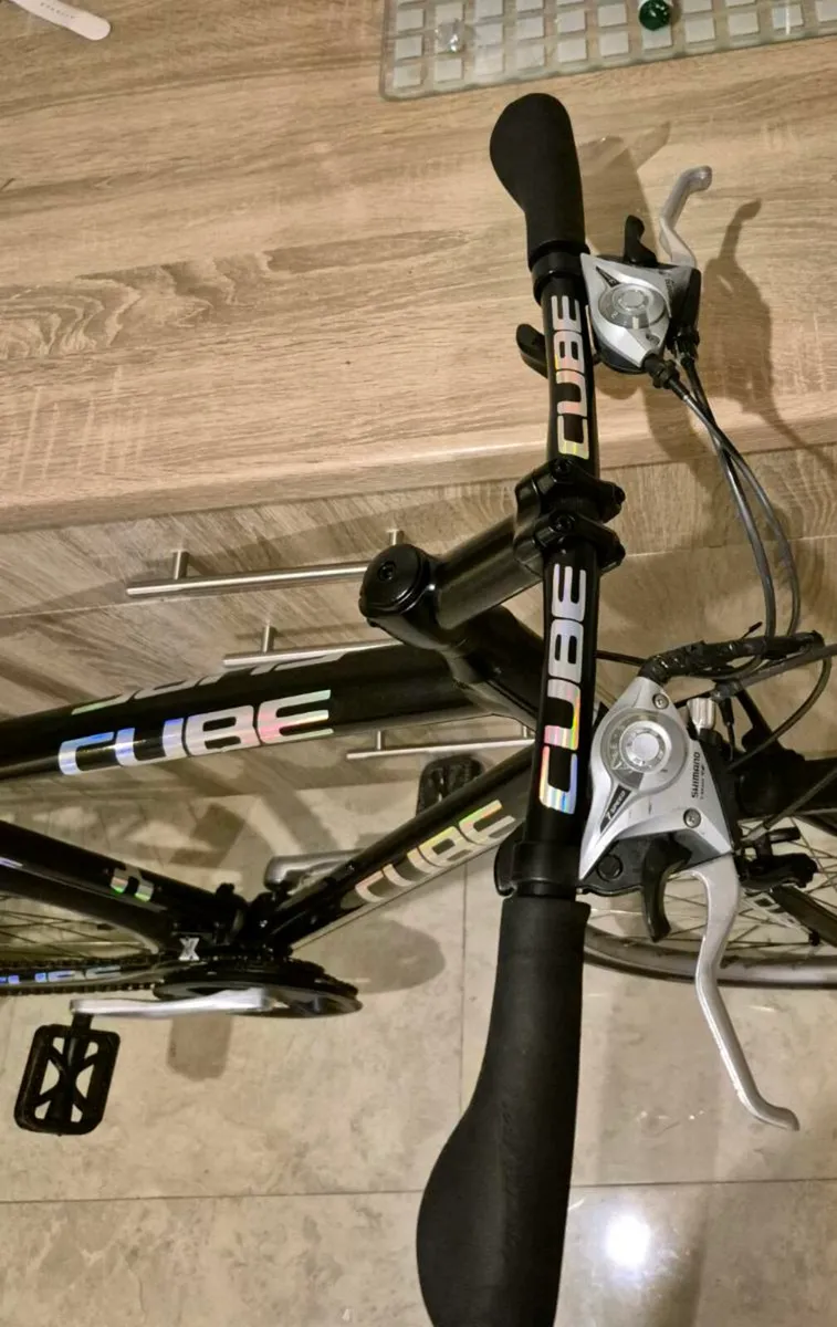 Adults Cube LS LTD hybrid bike Frame 20" 
Speeds. - Image 2