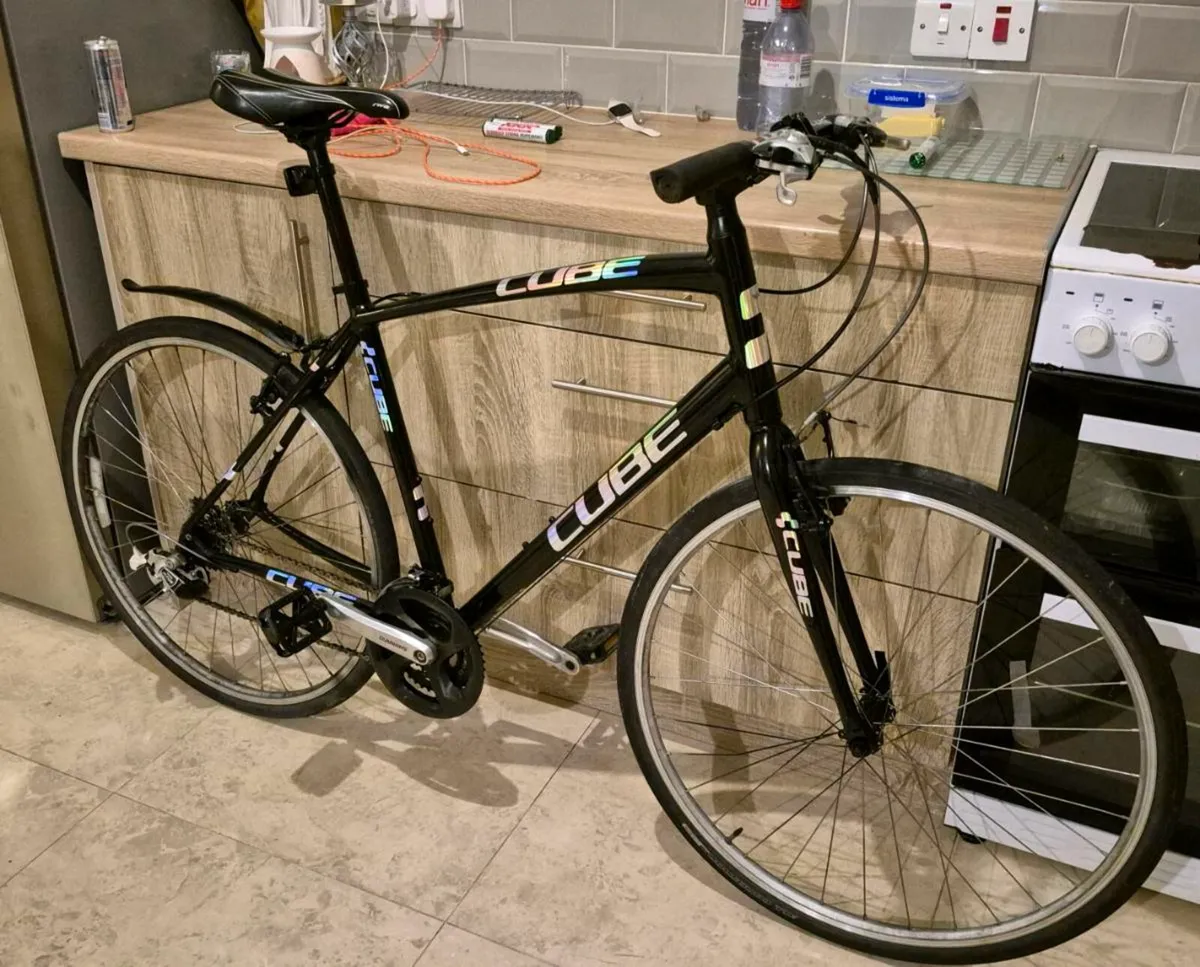 Adults Cube LS LTD hybrid bike Frame 20" 
Speeds. - Image 3