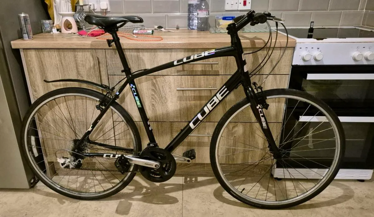 Adults Cube LS LTD hybrid bike Frame 20" 
Speeds. - Image 4
