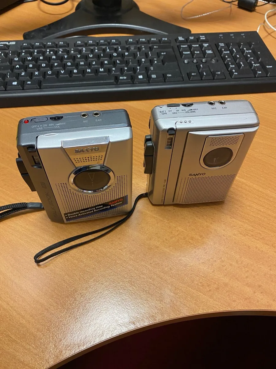 Vintage cassette Walkmans - Image 3