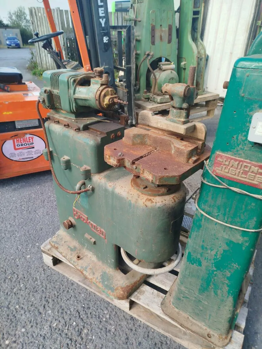Wood work machines clear out fast sales - Image 4