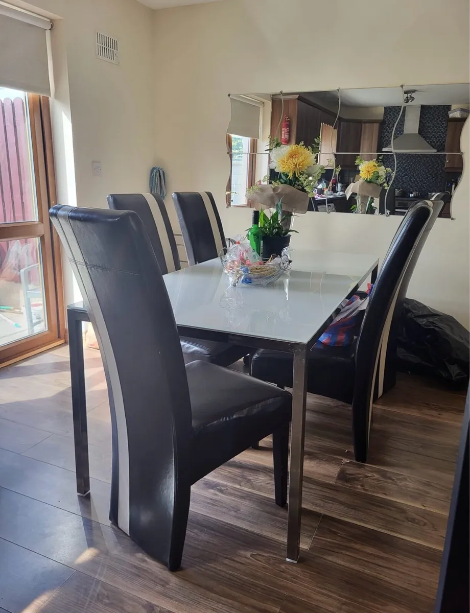TABLE AND 5 CHAIRS