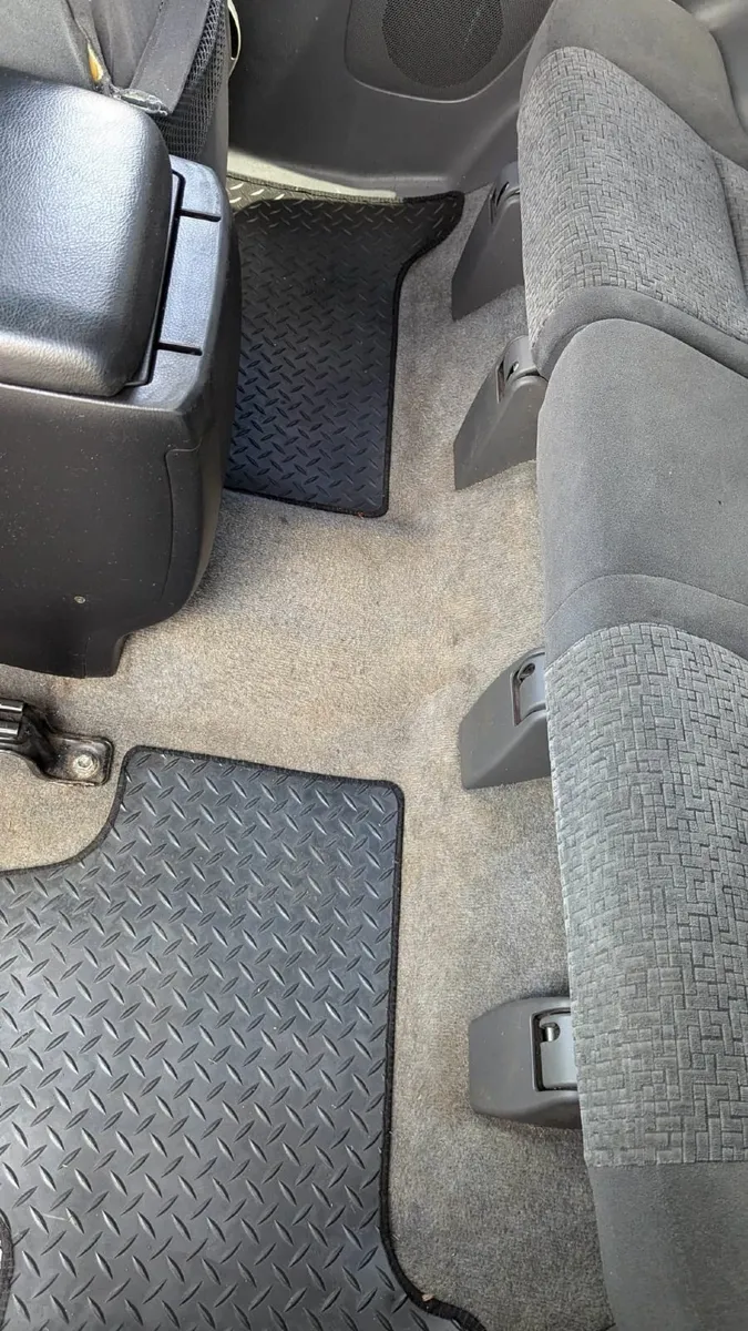 Toyota Land Cruiser 2004 - Image 4