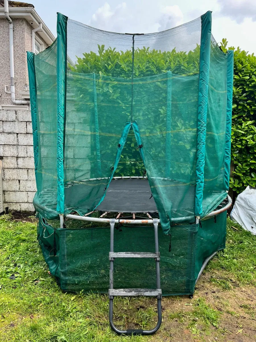 1 x 8ft Trampoline, x1 Safety Net