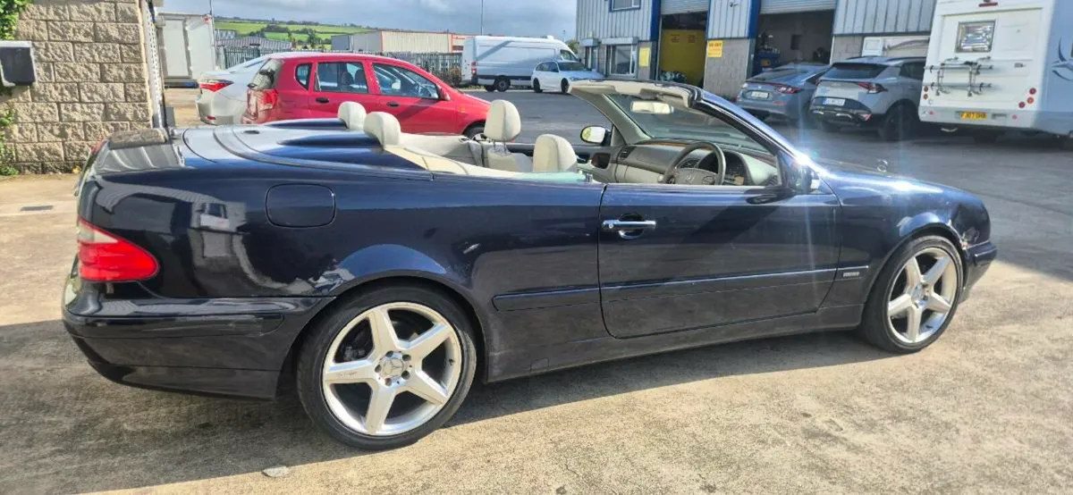Mercedes CLK 320 convertiblr - Image 2