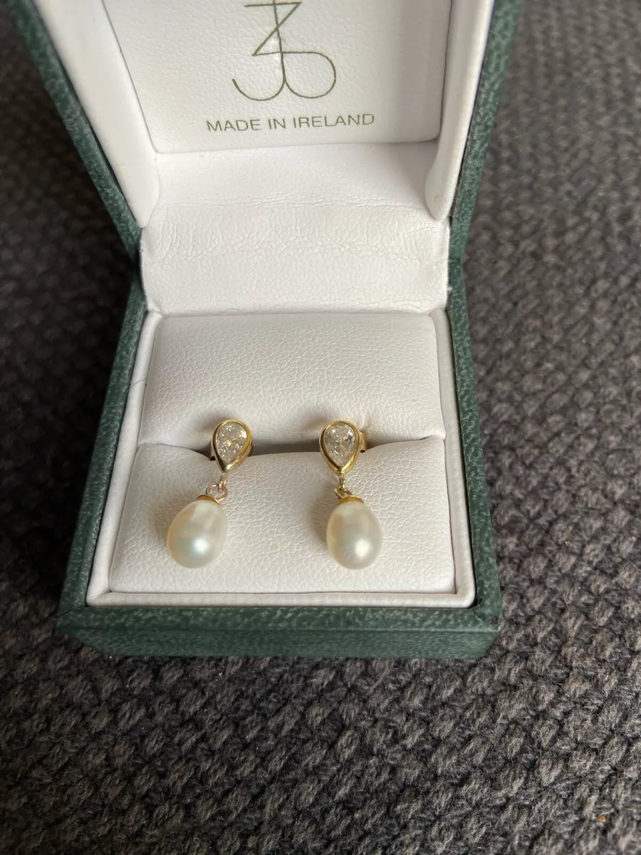 9ct pearl drop Earrings