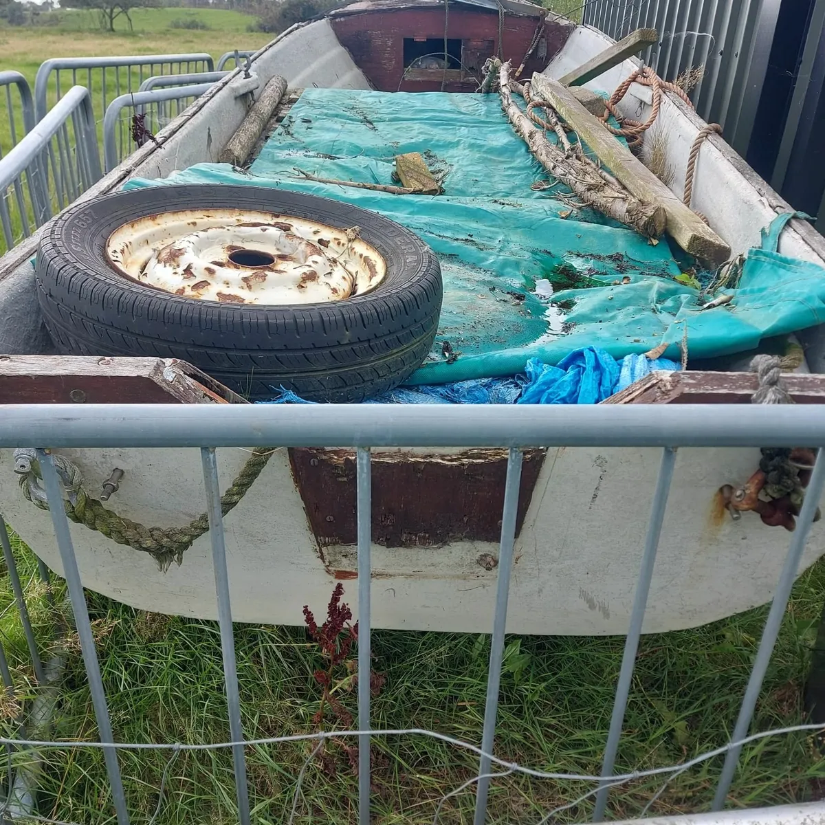 16ft Fibreglass boat for sale in need of TLC - Image 2
