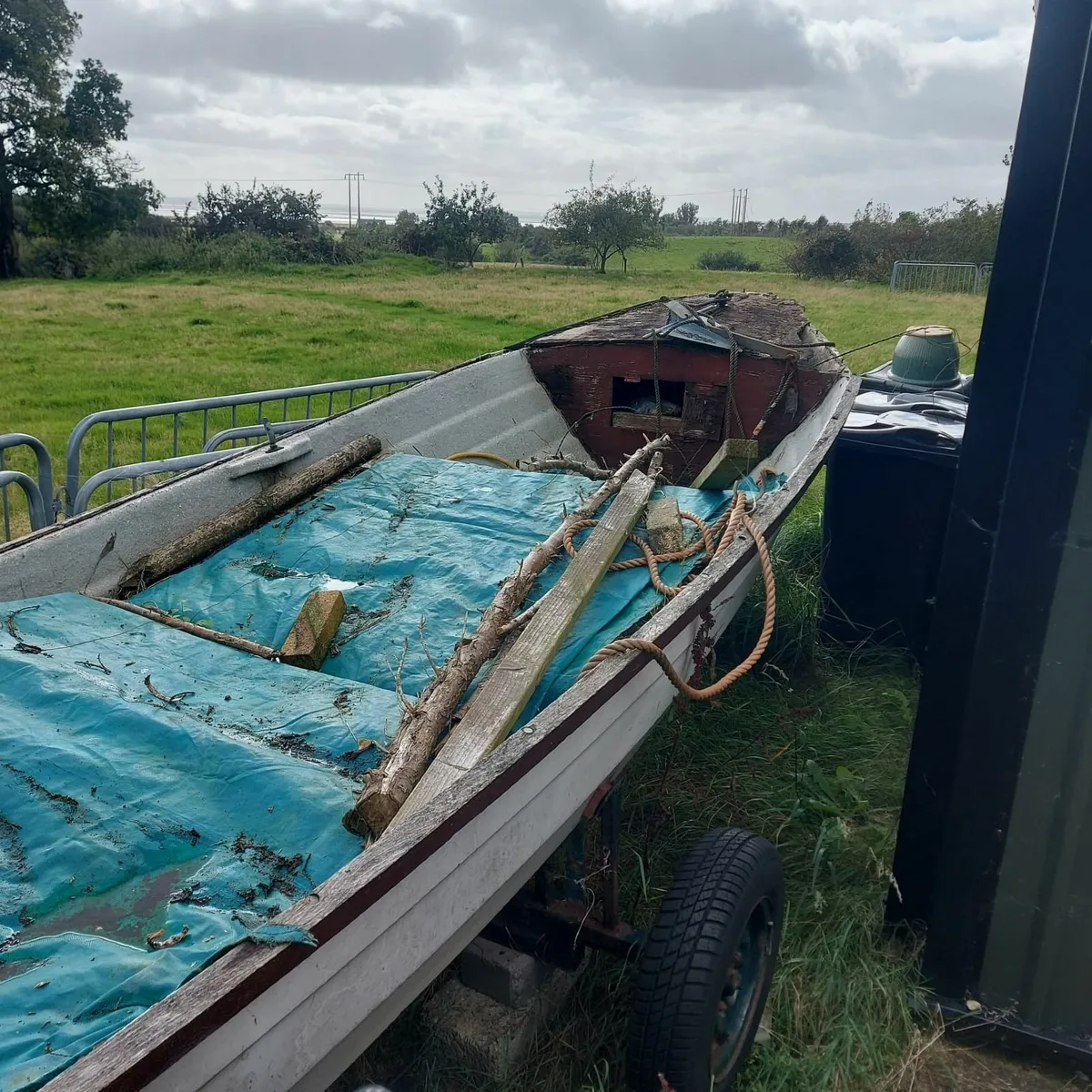 16ft Fibreglass boat for sale in need of TLC - Image 3