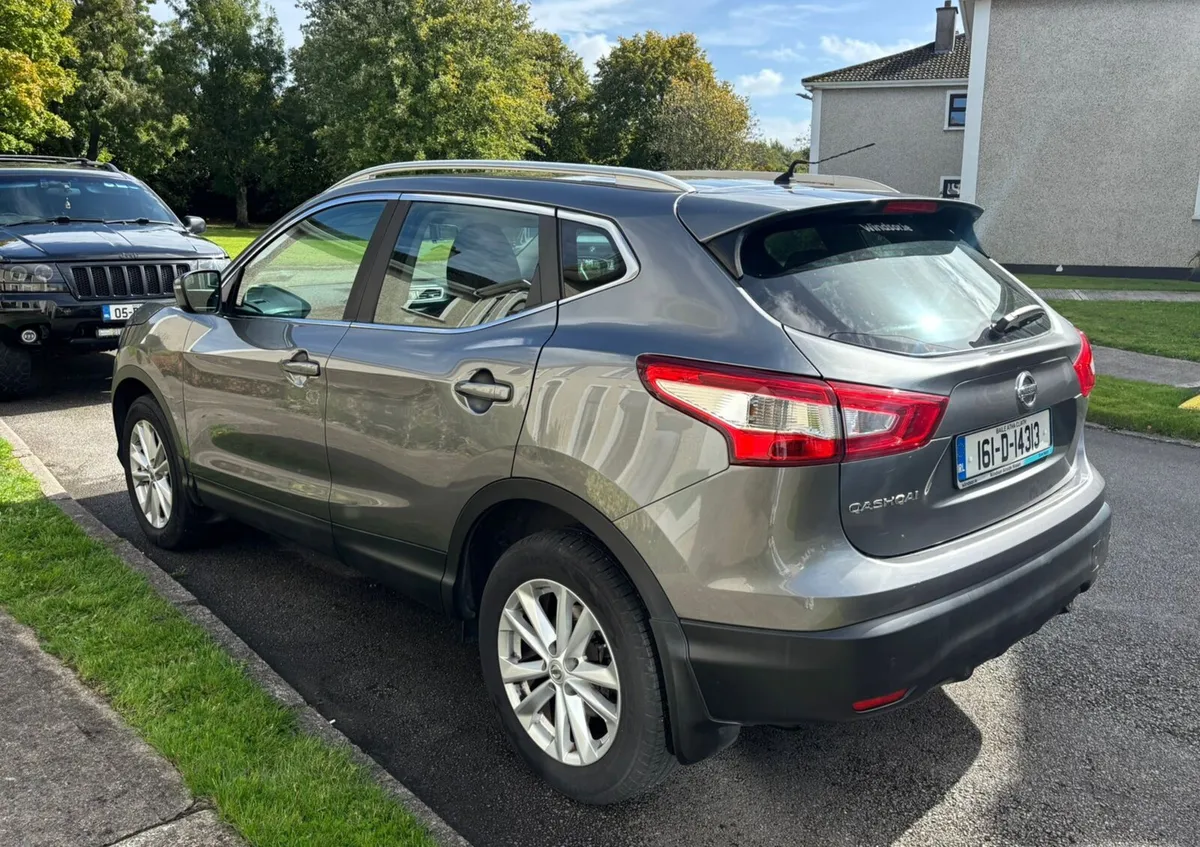Nissan Qashqai 1.2 Petrol. Low mileage. Sat nav. - Image 3