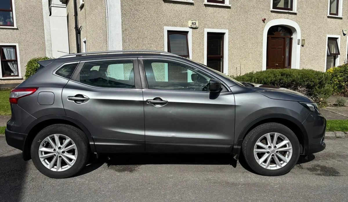 Nissan Qashqai 1.2 Petrol. Low mileage. Sat nav. - Image 4