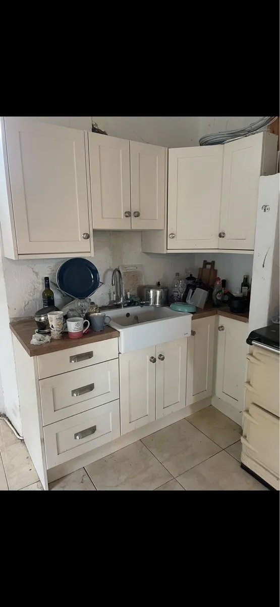 Small fitted kitchen - Image 1