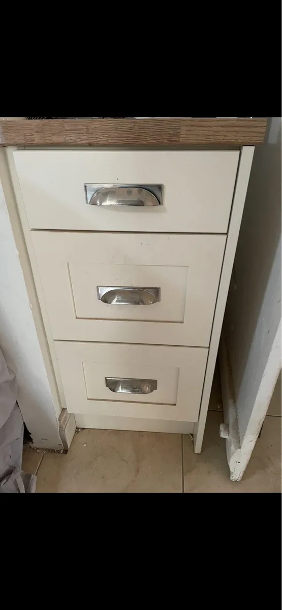 Small fitted kitchen - Image 2