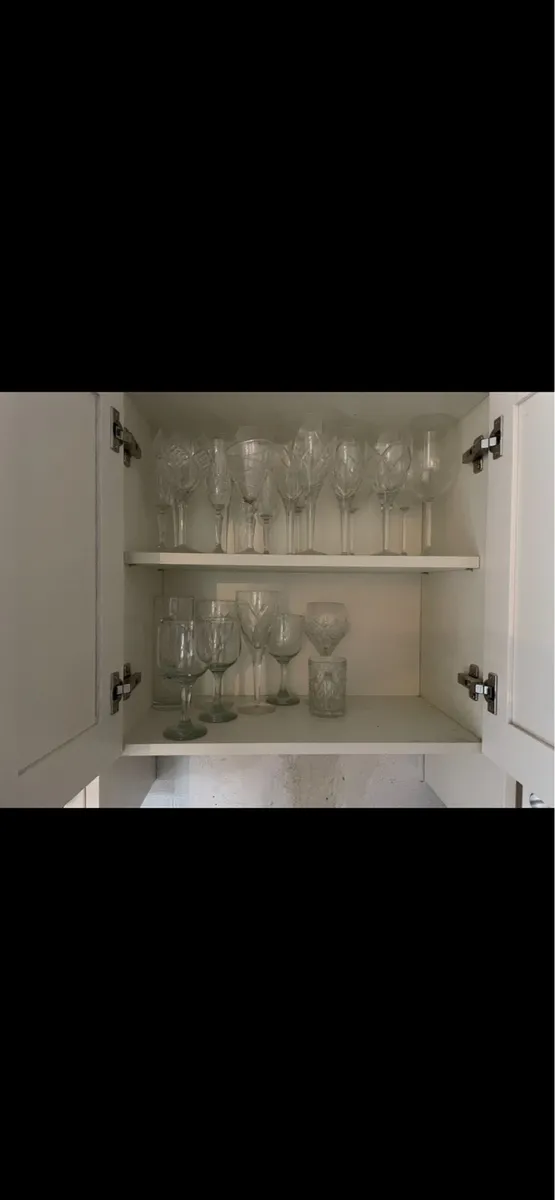 Small fitted kitchen - Image 3