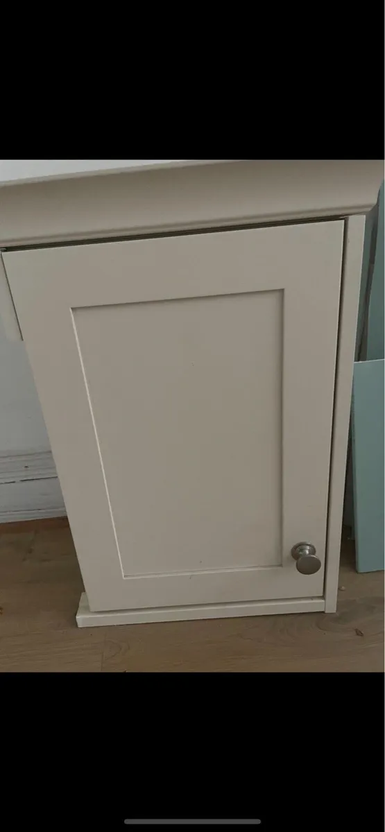 Small fitted kitchen - Image 4